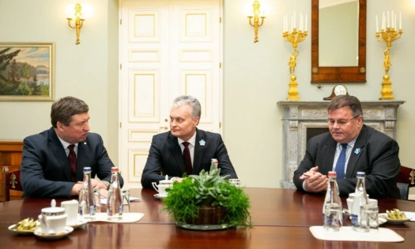 Prezidentas Gitanas Nausėda, buvę užsienio reikalų bei krašto apsaugos ministrai Linas Linkevičius (dešinėje) ir Raimundas Karoblis. Žygimanto Gedvilos/BNS nuotr.