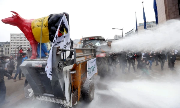 Praėjusiais metais protestuodami ūkininkai Briuselyje išbarstė šimtus kilogramų pieno miltelių. Francois Lenoiro („Reuters“ / „Scanpix“) nuotr.