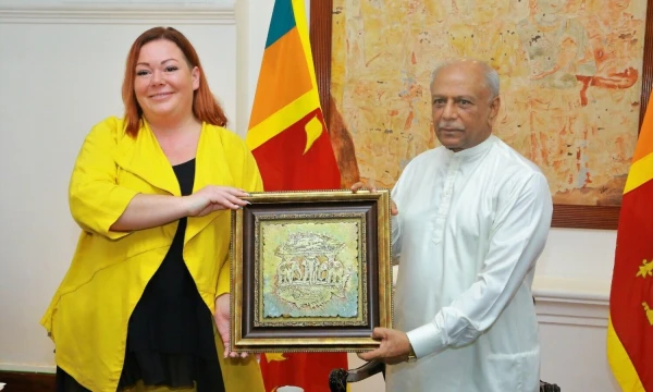 Dana Janerikaitė, „Manvestos“ atstovė, ir Dineshas Gunawardena, Šri Lankos ministras pirmininkas. Šri Lankos ministro pirmininko biuro nuotr.