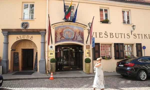 Vilniaus senamiestyje veikiantis prabangus viešbutis „Stikliai“ nei pernai,  nei užpernai pelno neuždirbo. Vladimiro Ivanovo (VŽ) nuotr.