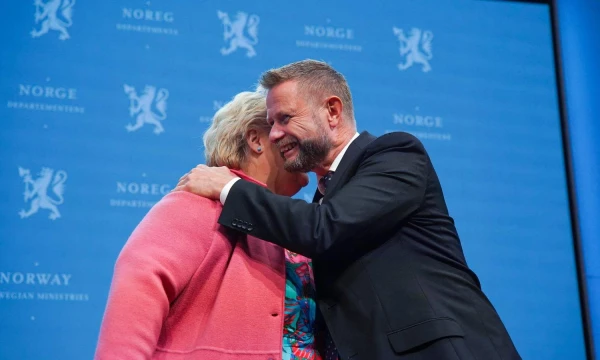 Norvegijos premjerė Erna Solberg ir sveikatos ministras Bentas Hoie penktadienį per spaudos konferenciją dėl COVID-19 situacijos. Ali Zare (NTB / AFP / „Scanpix“) nuotr. 