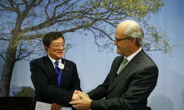 Renas Jianxinas, Kinijos valstybinės chemijos įmonės „ChemChina“ valdybos pirmininkas, ir Michelas Demare, Šveicarijos agrochemijos įmonės „Syngenta“ prezidentas. („Reuters“ / „Scanpix“) nuotr.