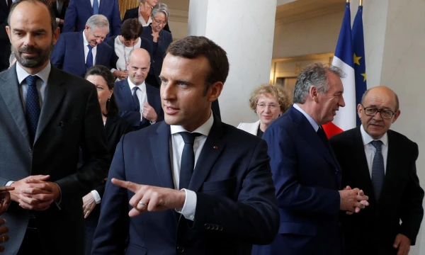 Prancūzijos premjeras Edouardas Philippe'as (kairėje) ketvirtadienį skelbia prezidento Emmanuelio Macrono darbo reformų planą. Philippe'o Wojazerio („Reuters“ / „Scanpix“) nuotr.
