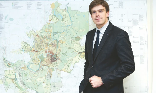 Mindaugas Statulevičius, Lietuvos nekilnojamojo turto plėtotojų asociacijos direktorius: „Pačiai mokesčio idėjai niekas neprieštarauja, tačiau esmė ta, kad vienoms įmonėms savivaldybė leisdavo atsiskaityti darbais, iš kitų reikalaudavo tik pinigų, vienas įmones nuo mokesčio apskritai atleisdavo, o iš kitų reikalaudavo sumokėti daugiau, nei priklauso.“ 
Juditos Grigelytės (VŽ) nuotr.