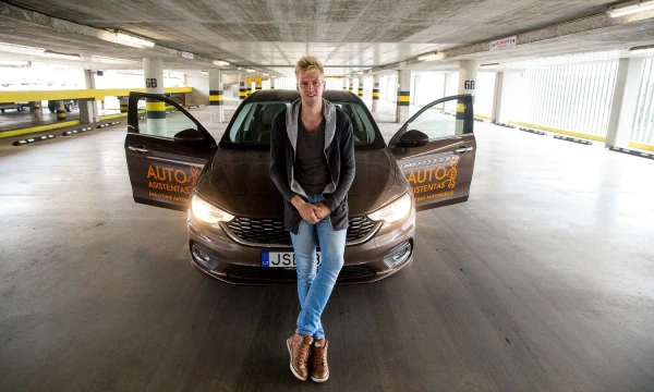 Linas Grigaliūnas, UAB „Autoadministratorius“, sukūrusios programėlę „Auto asistentas“, direktorius: „Mano verslui nereikia patalpų. Užtenka telefono, planšetės, automobilio ir partnerėmis tapusių remonto dirbtuvių“. Vladimiro Ivanovo (VŽ) nuotr.
