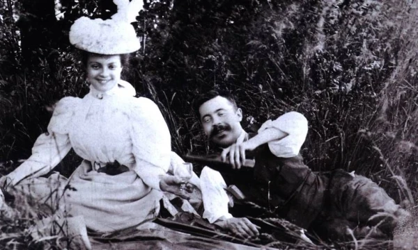 Georges Roger, vienas iš brolių, perėmusių Pol Roger šampano namus iš savo tėvo, su žmona Mathilde. Apie 1910 m., „Pol Roger“ namų archyvo nuotr. 