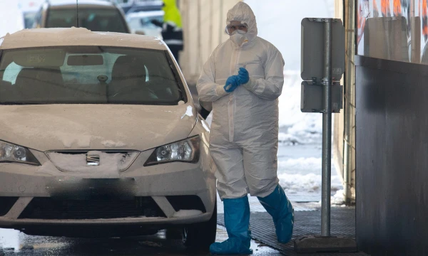 Mobilus koronaviruso patikros punktas Vilniuje. Juditos Grigelytės nuotr.