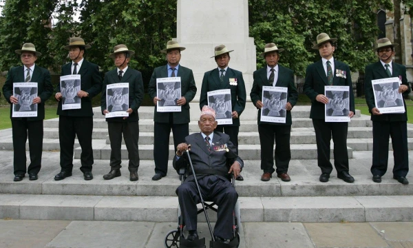 Gurkhų karys Lachhimanas Gurungas (vežimėlyje) vienas nukovė 31 japonų kareivį. „Reuters“/„Scanpix“ nuotr. 