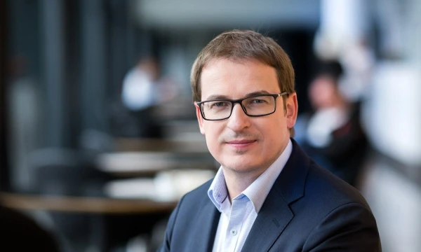 Antanas Sagatauskas, „Swedbank“ Lietuvoje Verslo klientų tarnybos vadovas: „Susidomėjimas elektromobiliais Lietuvoje auga sparčiai, tačiau tikram proveržiui koją dar kiša per didelė jų kaina“. 