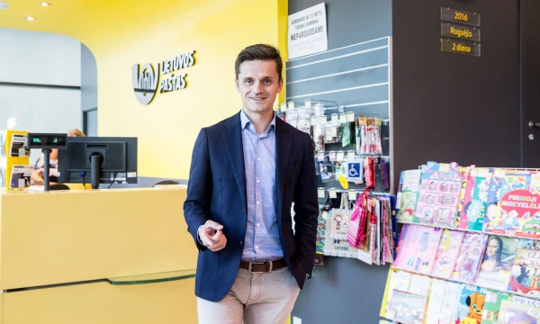 Aurimas Čiagus, Lietuvos pašto Pardavimo tarnybos direktorius: „Norime, kad klientai rastų tokių prekių, kurių paprastai artimiausioje parduotuvėje ar prekybos centre įsigyti negali.“ Juditos Grigelytės (VŽ) nuotr.