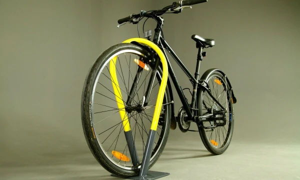 Dviračių stovas „Tulip“. Dizianeris Margus Triibmann (2011), gamintojas „Keha3“, parodos organizatorių nuotr.