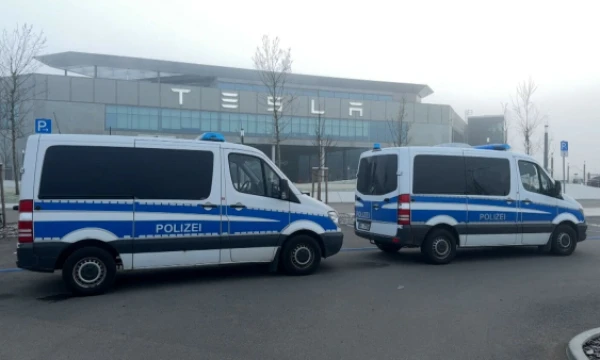 Policijos pareigūnai greta „Tesla“ gamyklos. Lutzo Deckwertho (DPA / „Scanpix“) nuotr.