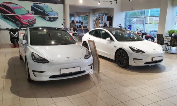 „Tesla Model 3“ salone Vilniuje. Lino Butkaus (VŽ) nuotr.