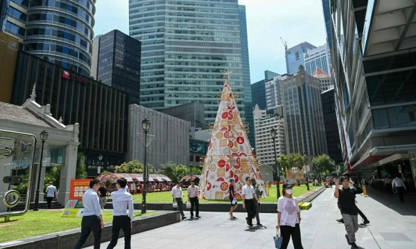 Kalėdų eglutė Singapūre, „Raffles Place“ finansų rajone, 2023 m. gruodis. Roslano Rahmano (AFP / „Scanpix“) nuotr.