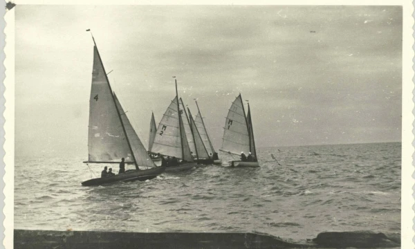 Pirmoji regata „Aplink Kuršių marias“, 1954 m. Lietuvos jūrų muziejaus archyvo nuotr.