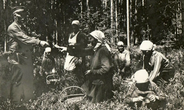 Uogautojos Bigailių miške (Subačiaus vlsč., Panevėžio apskr.) susimoka mokestį girininkui. XX a. 3–4 deš. Povilo Šinskio / Panevėžio kraštotyros muziejaus nuotr.