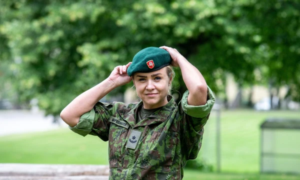 „Netikiu darbo ir poilsio balansu. Manau, kad tie, kas nori profesinėje srityje pasiekti daug, turi kažką aukoti“, – sako mjr. Rosita Kanapeckaitė, Generolo Jono Žemaičio Lietuvos karo akademijos Lyderystės mokymo centro vyr. psichologė. Juditos Grigelytės (VŽ) nuotr.