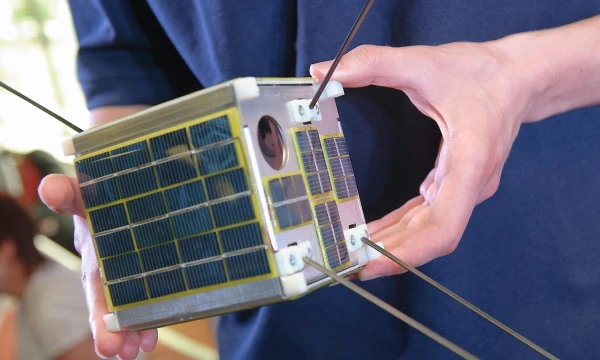 KTU Elektros ir elektronikos fakultete netrukus atidaroma naujoji aeronautikos ir avionikos laboratorija, su įrengtu nanopalydovų ir bepiločių skraidyklių valdymo kontrolės centru. KTU nuotr.