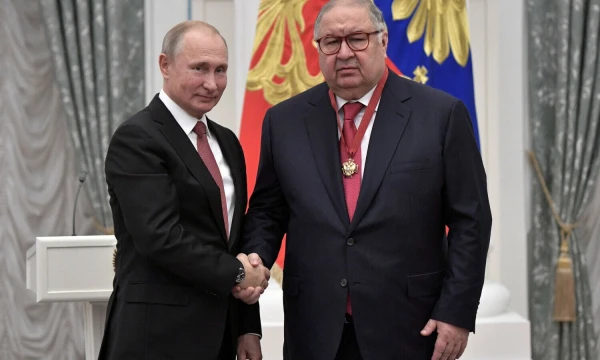 Prezidentas Vladimiras Putinas ir oligarchas Ališeras Usmanovas, „USM Holdings“ įkūrėjas. 2018 m. lapkričio 27 d. Aleksejaus Nikolskio („Reuters“ / „Scanpix“) nuotr.