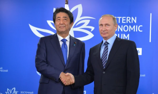 Shinzo Abe, Japonijos premjeras, ir Rusijos prezidentas Vladimiras Putinas susitiko Vladivostoke. Aleksejaus Družinino („Sputnik“ / „Scanpix“) nuotr.