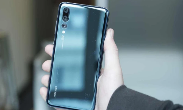 Vienintelė „Huawei“ dizaino inovacija yra „Twilight“ spalva, kuri keičia atspalvį pagal apšvietimą. Gamintojo nuotr.
