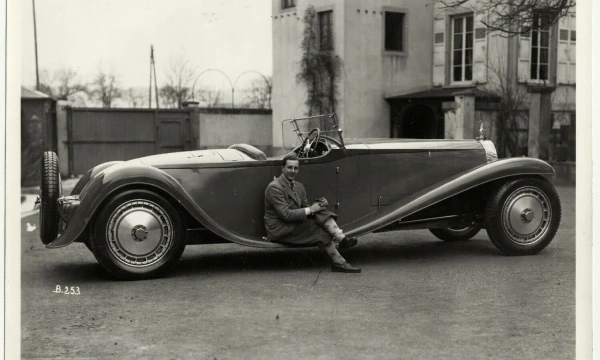 Jeanas Bugatti, sukūręs paslaptingąjį „Bugatti Type57 SC Atlantic Coupe“, su „Bugatti Royale“ rodsteriu. „Bugatti“ archyvo nuotr.