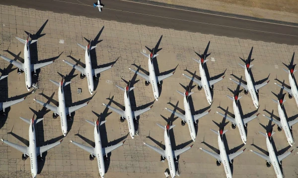 Nors vasaros pabaigoje buvo galima įžvelgti šiokių tokių aviacijos atsigavimo ženklų, antroji koronaviruso banga juos vėl nubraukė. Christiano Peterseno (AFP / „Scanpix“) nuotr.
