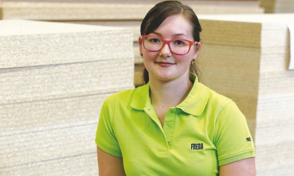 Karolina Minkevičiūtė, AB „Freda“ aplinkosaugos inžinierė: „Svarbu neapsileisti ir nuolat spręsti kylančius aplinkosaugos klausimus, jų sprendimo neatidėlioti. Tada ir didelių investicijų nereikės.“ ALGIMANTO BARZDŽIAUS NUOTR.