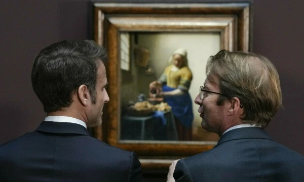 Prancūzijos prezidentas Emmanuelis Macronas ir muziejaus direktorius Taco Dibbitsas grožisi Vermeerio „Pienininke“. Peterio Dejongo (AP / „Scanpix“) nuotr.