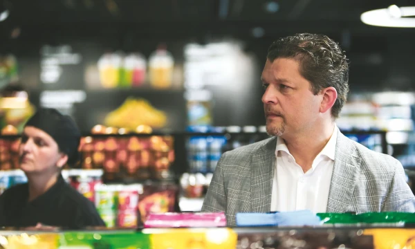 Skirmantas Mačiukas, „Circle K“ vadovas, sako, kad Lenkijoje didelę dalį pardavimų sekmadieniais ir švenčių dienomis sudaro alaus pardavimai, o Lietuvoje negalime prekiauti alkoholiniais gėrimais, ir tai yra esminis skirtumas. Vladimiro Ivanovo (VŽ) nuotr.