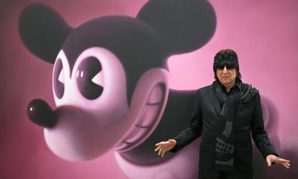 Austrijos ir Airijos dailininkas Gottfriedas Helnweinas prie savo paveikslo „Rožinė pelė 2“. Albertinos meno muziejus, Viena. Joe Klamaro / AFP nuotr.