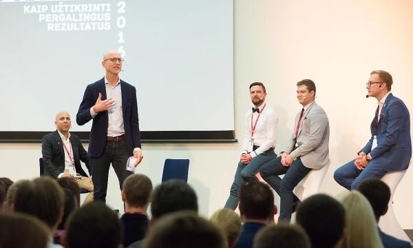 Bendravimo virtuoziškumo žaidimas „Godopoco“, kuris gimė per „Remax“ brokerių mokymus, leidžia patirti tikras situacijas nerealioje aplinkoje ir nedelsiant mokytis iš savo klaidų. AUŠROS BARYSIENĖS NUOTR. 