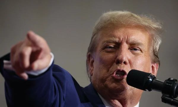 Visai neseniai D. Trumpas imigrantus vadino „gyvuliais“, pranašavo, kad bus „pralietas kraujas“, jei kitą lapkritį jis nelaimės rinkimų, o 2021 m. sausio 6 d. riaušių dalyvius gyrė kaip „neįtikėtinus patriotus“. AFP / „Scanpix“ nuotr.