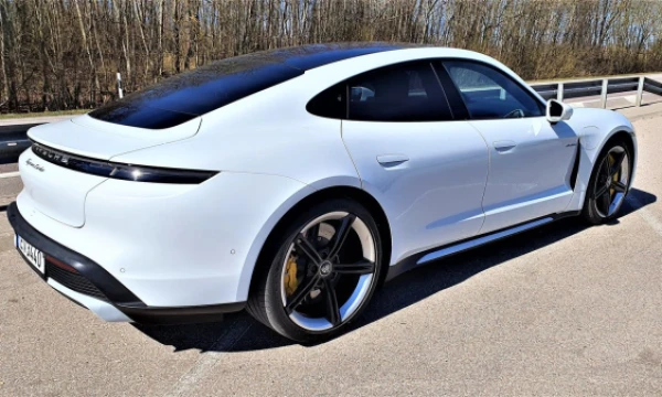 „Porsche“ savo pirmajam elektromobiliui parinko ne rinkoje sėkmę garantuojantį miesto visureigio, o markės charakterį perteikiantį sportinio sedano formatą. Lino Butkaus (VŽ) nuotr.