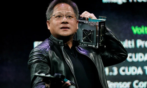 Jensenas Huangas, „Nvidia“ generalinis direktorius, demonstruoja senus ir naujus autonominių transporto priemonių kompiuterius parodoje Las Vegase, 2018 m. „Reuters“ / „Scanpix“ nuotr.