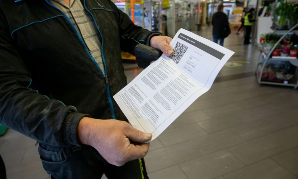 Tikrinami Galimybių pasai Vilniaus prekybos centruose. Juditos Grigelytės (VŽ) nuotr.