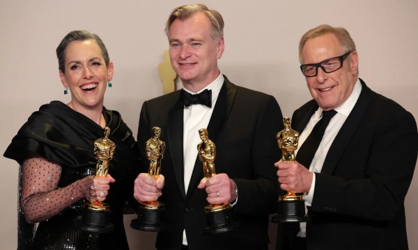 Filmo „Oppenheimeris“ režisierius Christopheris Nolanas (viduryje), ir prodiuseriai – aktorė Emma Thomas ir Charles Rovenas, 2024 m. kovo 10 d. Carloso Barria („Reuters“ / „Scanpix“) nuotr.