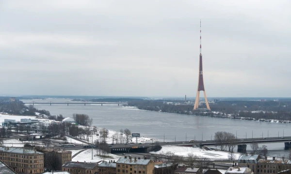 Trumpo viešbutis galėjo iškilti Zakiusaloje, kur stovi Rygos televizijos bokštas. Sergejaus Melkonovo („Sputnik“ / „Scanpix“) nuotr.