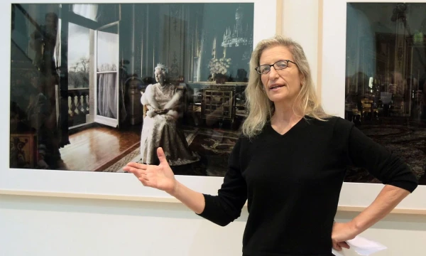 Fotografė Annie Leibovitz: „Myliu savo darbą, bet nedraugauju nė su vienu iš tų žmonių. Man patinka šiuos dalykus atskirti. Mane erzina žodis „įžymybė“, nes man įdomiausia, ką žmonės veikia, o ne kas jie yra.“ Leono Nealo (AFP PHOTO / „Scanpix“) nuotr.