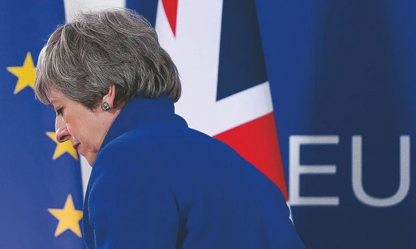 JK premjerė yra pasižadėjusi pasitraukti iš posto, kai tik „Brexit“ susitarimas bus ratifikuotas ir kad naujasis premjeras turėtų galimybę vesti „Brexit“ derybas į antrą derybų stadiją – dėl ateities santykių tarp ES ir JK. SUSANOS VEROS („Reuters“ / „Scanpix“) nuotr.  