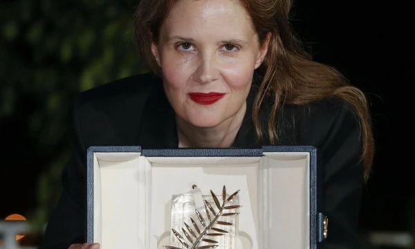 „Auksinė palmės šakelė“ įteikta Prancūzų režisierei Justine Triet už filmą „Kryčio anatomija“. GOL / „Capital Pictures“ / „Scanpix“ nuotr.