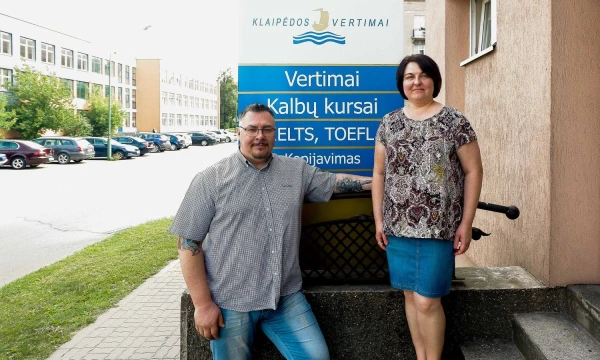 Vitalija ir Dmitrijus Ragulinai, UAB „Klaipėdos vertimai“ bendraturčiai, vadovaujasi principu, kad prie kiekvieno vertimo dirbtų po du vertėjus. Rasos Dževeckytės (VŽ) nuotr.