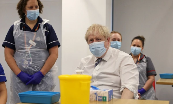 Borisas Johnsonas lanko Miltono Keyneso universitetinę ligoninę. Adriano Denniso („Reuters“/„Scanpix“) nuotr.