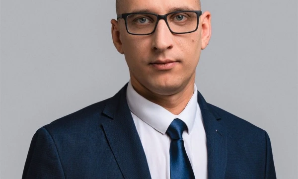„Norint užtikrinti sklandų darbą, svarbiausia suprasti ir valdyti situaciją, kontroliuoti prieigas, duomenų srautus, teises bei atsakomybes“, - pagrindinius saugos aspektus įvardija Tautvydas Jašinskas, „NRD Cyber Security“ Technologijų įgyvendinimo vadovas. Bendrovės nuotr.
