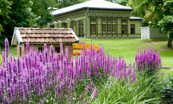 Birštonas – kurortinis miestas Lietuvos pietuose, Kauno apskrityje. Atnaujintas Birštono kurhauzas