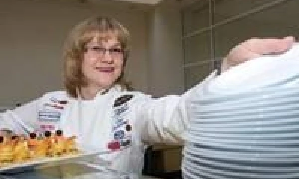 Ona Jurkšienė, Lietuvos restoranų vyriausiųjų virėjų ir konditerių asociacijos tarybos narė, UAB "Savika" kavinės "Maisto fabrikas" rinkodaros vadovė.