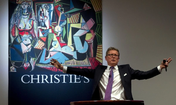 Jussi Pylkkanenas „Christie's“ aukcione paskutinį kartą ragina siūlyti kainą už Pablo Picasso paveikslą „Alžyro moterys“. Po vienuolikos su puse minutės trukusių varžytuvių paveikslą už  179 mln. dolerių įsigijo anoniminis klientas telefonu. Andrew Kelly‘io („Reuters“/„Scanpix“) nuotr.
