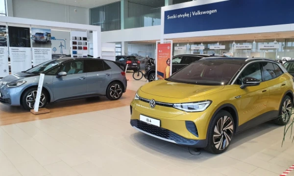 Pirkėjus pasiekę didesni „Volkswagen“ elektromobilių užsakymai užtikrino pirmavimą augančiame segmente. Lino Butkaus (VŽ) nuotr.