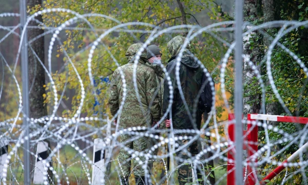 Baltarusijos pasieniečiai stebi kaip „EPSO-G“ bendrovė „Tetas“ pradėjo spygliuotos vielos tiesimo darbus Druskininkų pasienio užkardų ruožuose. Juditos Grigelytės (VŽ) nuotr.