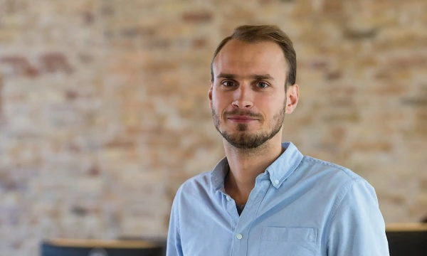„Įvertinus, kiek kainuoja siuntimas, sandėliai, žmonių samdymas, su mūsų sprendimu galima turėti verslą ir jį palaikyti vienam. Tai labiau orientuota į mažą ir vidutinį verslą. Jeigu gaunate 10.000 užsakymų per mėnesį, galbūt tada yra optimalu daryti kokius nors didelius užsakymus ir sandėliuoti“, – apie sukurto sprendimo panaudojimą kalba Andrius Šlimas, „Oberlo“ vykdomasis direktorius. Vladimiro Ivanovo (VŽ) nuotr.